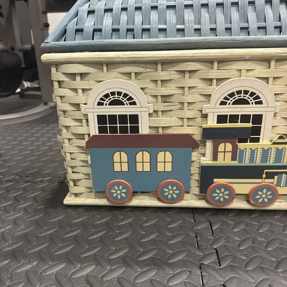 Vintage Cottage House Shaped Wicker Basket Storage Hamper *